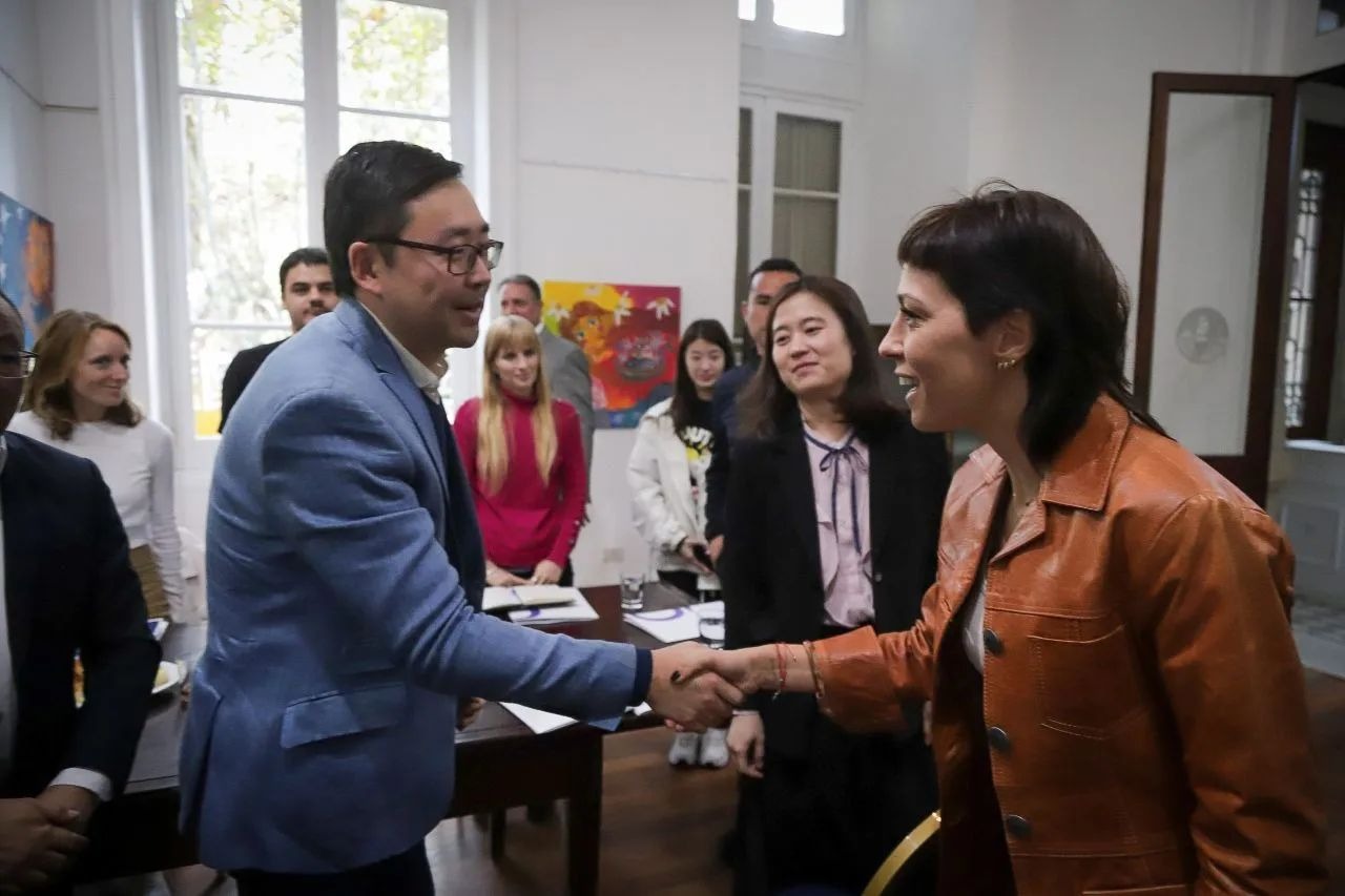 MAYRA SE REUNIÓ CON AUTORIDADES DEL CENTRO DE INNOVACIÓN DE LOS BRICS