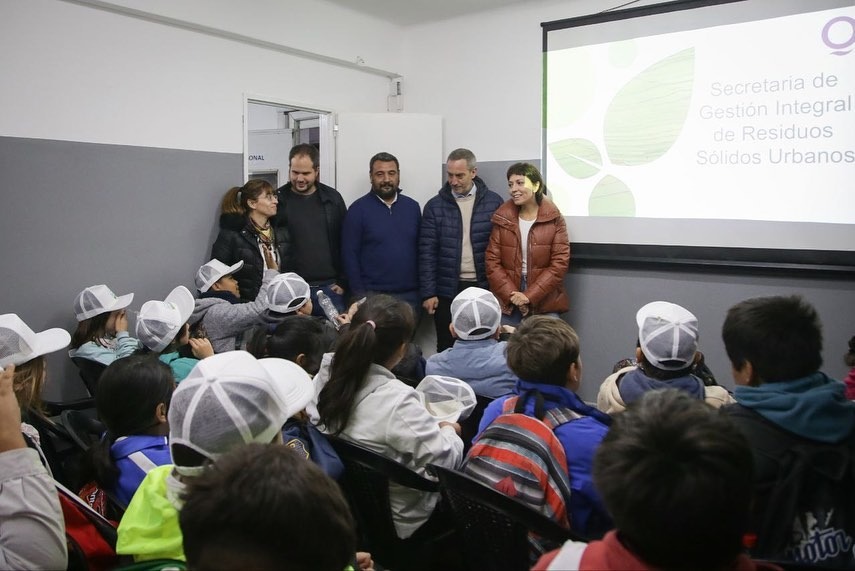 MAYRA JUNTO ALUMNOS DE LA EP Nº 44 DE EZPELETA VISITARON LA PLANTA DE GIRSU