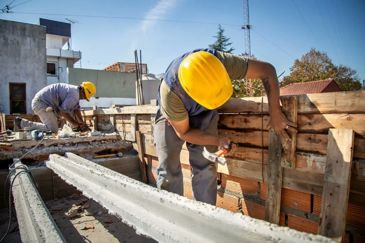 AVANZAN LAS OBRAS EN EL ISFDYT Nº 83 Y EN LA ES N° 19