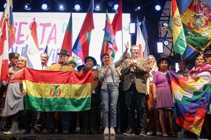 MAYRA JUNTO A MILES DE VECINOS EN LA FIESTA DE LAS COLECTIVIDADES