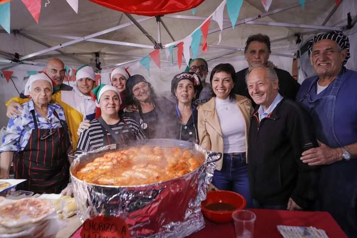 MAYRA JUNTO A MILES DE VECINOS EN LA FIESTA DE LAS COLECTIVIDADES