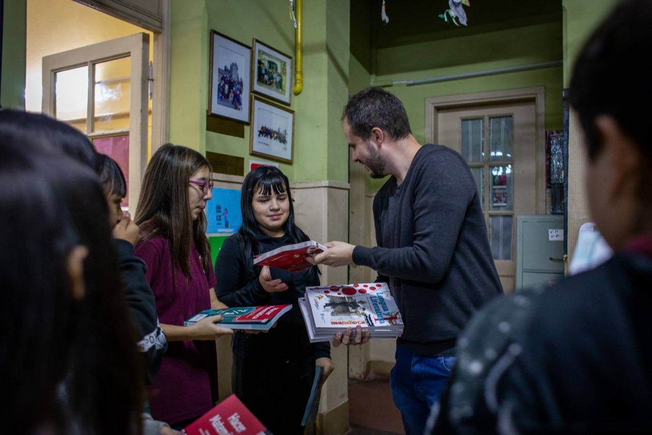 SE ENTREGARON LIBROS DE TEXTO EDUCATIVOS A ALUMNOS DE LA EES Nº 30