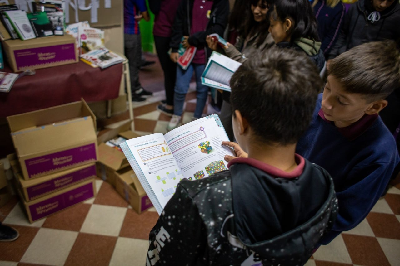 SE ENTREGARON LIBROS DE TEXTO EDUCATIVOS A ALUMNOS DE LA EES Nº 30