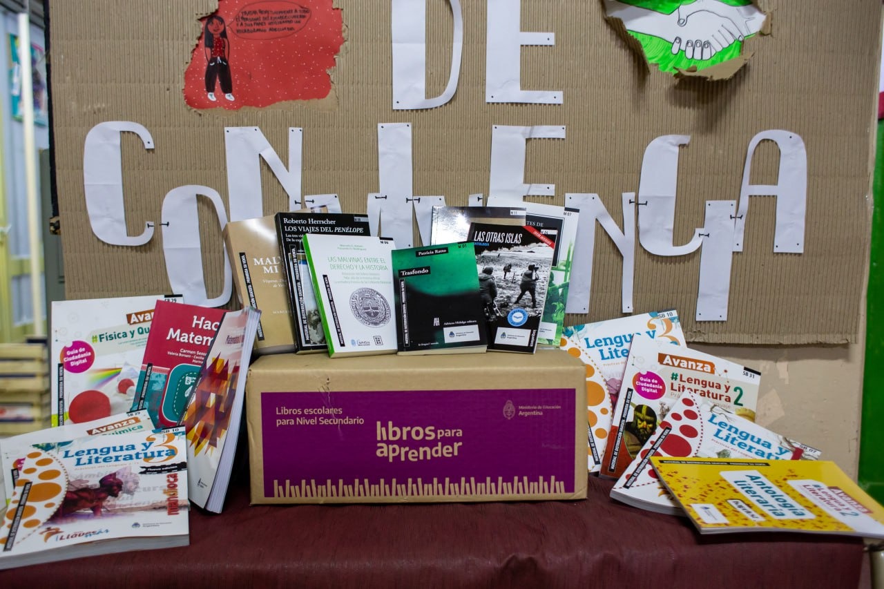 SE ENTREGARON LIBROS DE TEXTO EDUCATIVOS A ALUMNOS DE LA EES Nº 30