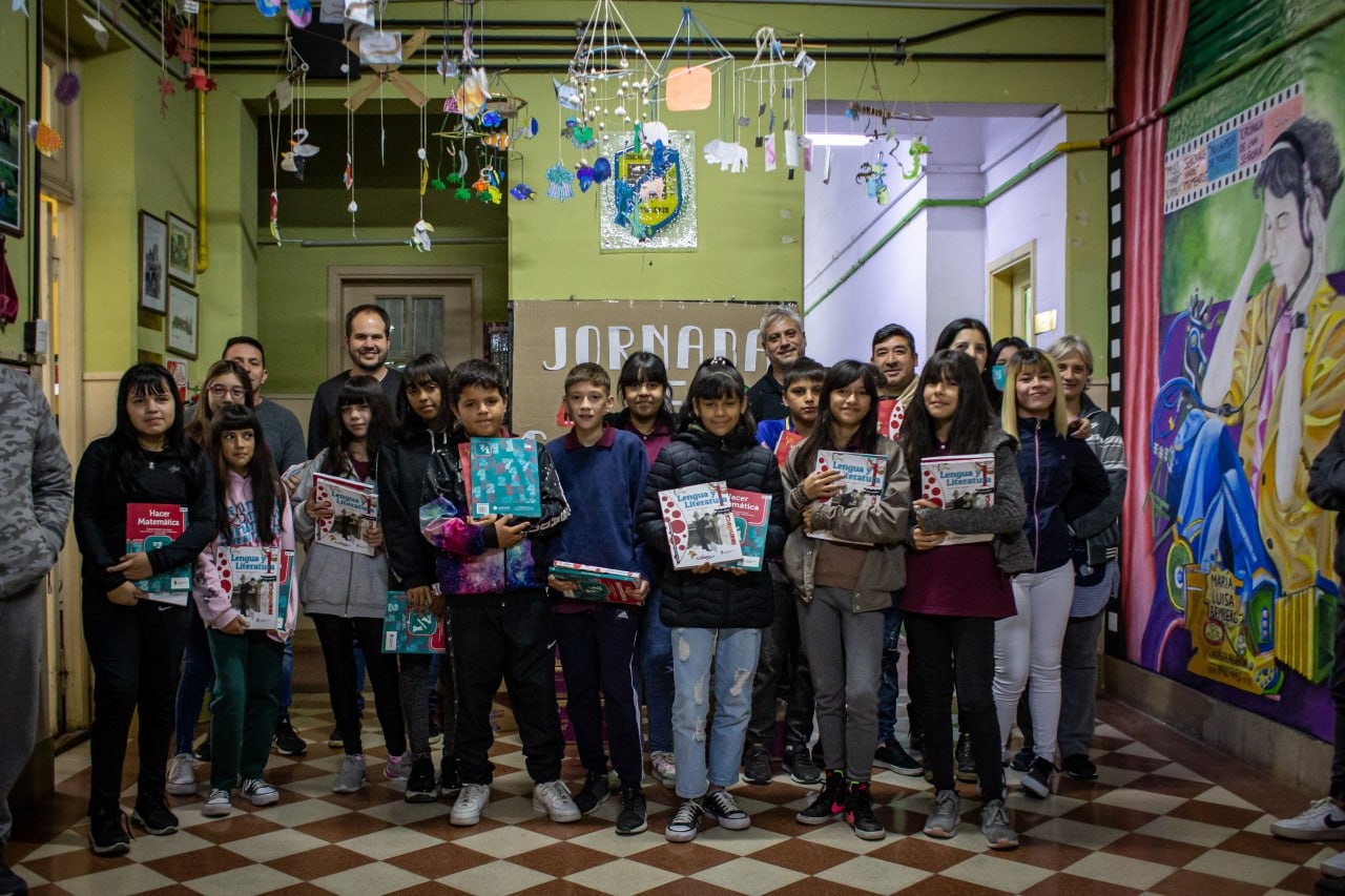 SE ENTREGARON LIBROS DE TEXTO EDUCATIVOS A ALUMNOS DE LA EES Nº 30