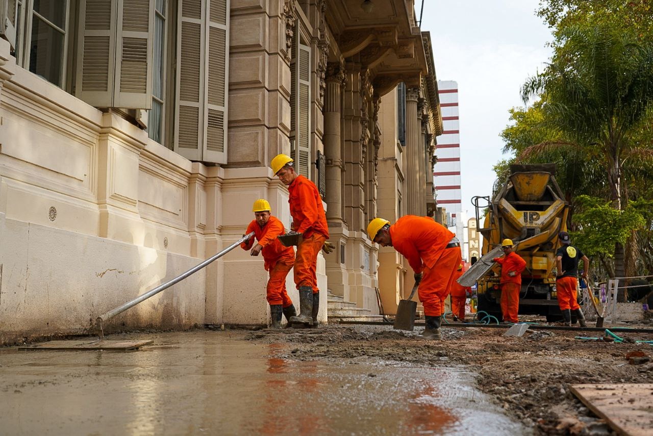 SE LLEVA ADELANTE LA OBRA DE RENOVACIÓN INTEGRAL DE LA PEATONAL RIVADAVIA