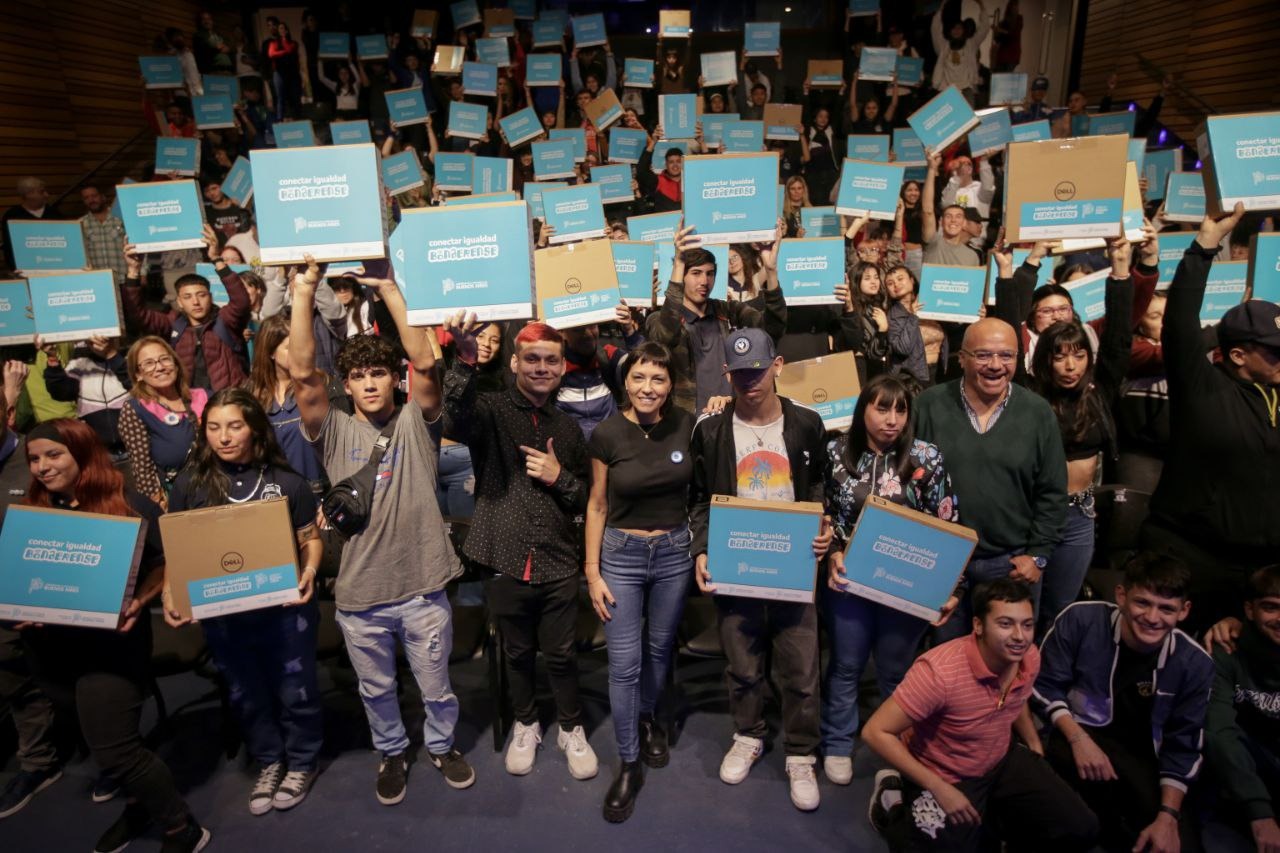 MAYRA ENTREGÓ 190 NETBOOKS A ESTUDIANTES Y RECORRIÓ EL JARDÍN  SIETECOLORES