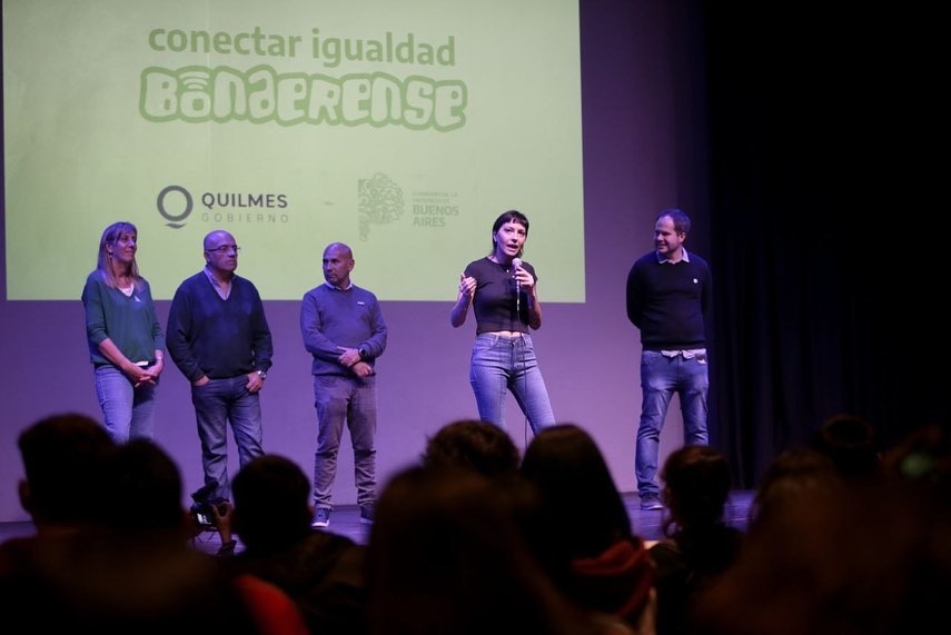 MAYRA ENTREGÓ 190 NETBOOKS A ESTUDIANTES Y RECORRIÓ EL JARDÍN  SIETECOLORES