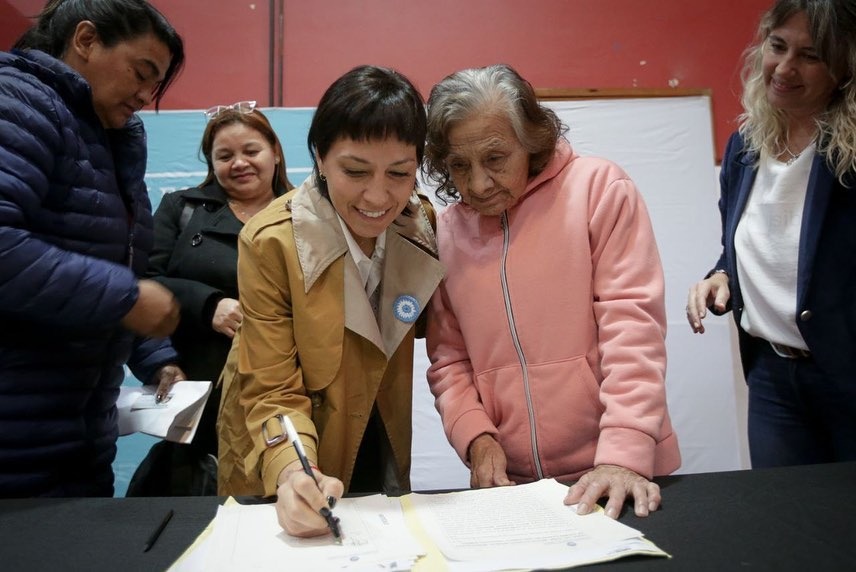 MAYRA ENCABEZÓ EL ACTO DE FIRMA DE 100 ESCRITURAS