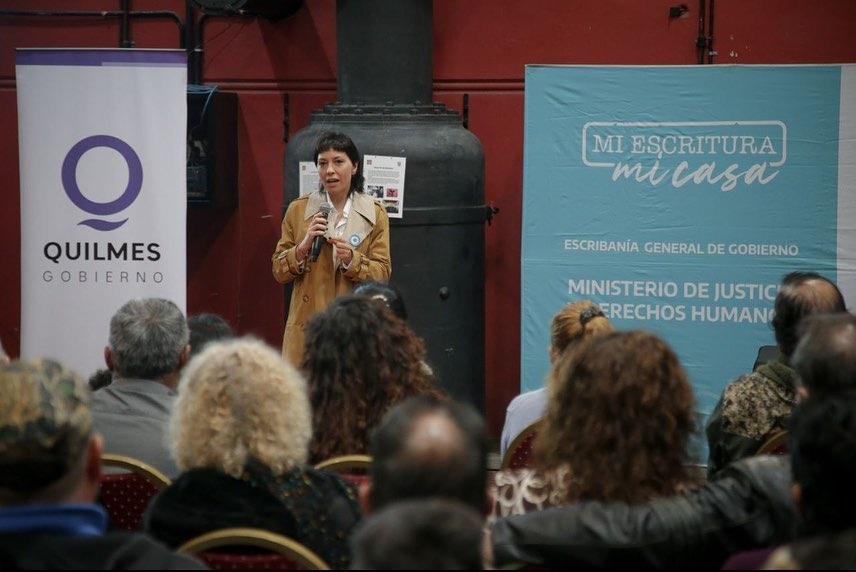MAYRA ENCABEZÓ EL ACTO DE FIRMA DE 100 ESCRITURAS