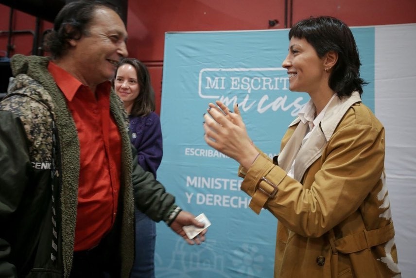MAYRA ENCABEZÓ EL ACTO DE FIRMA DE 100 ESCRITURAS