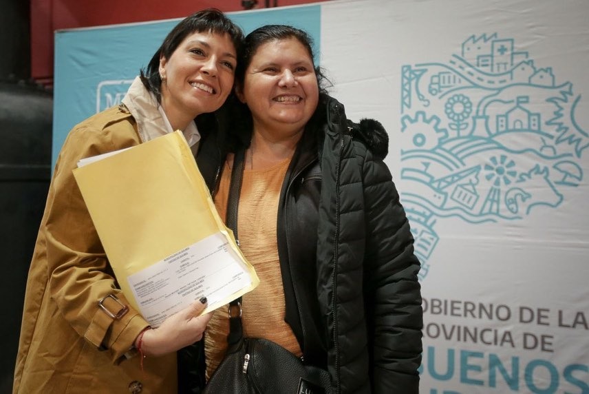 MAYRA ENCABEZÓ EL ACTO DE FIRMA DE 100 ESCRITURAS