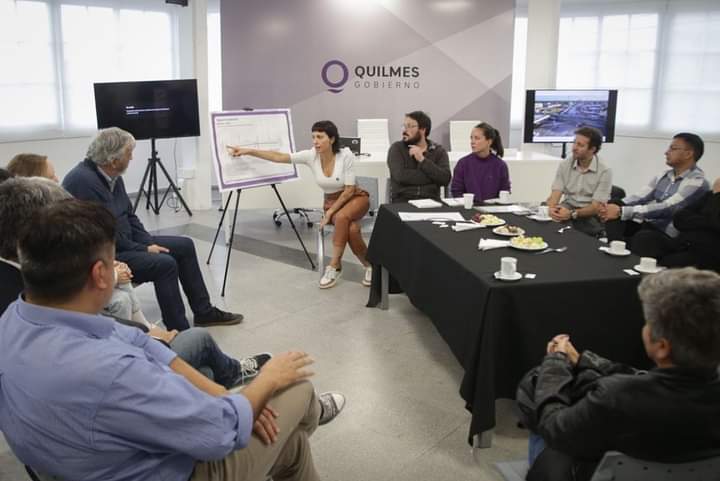 MAYRA LES ANUNCIÓ LA REPAVIMENTACIÓN DE LA AVENIDA 844 