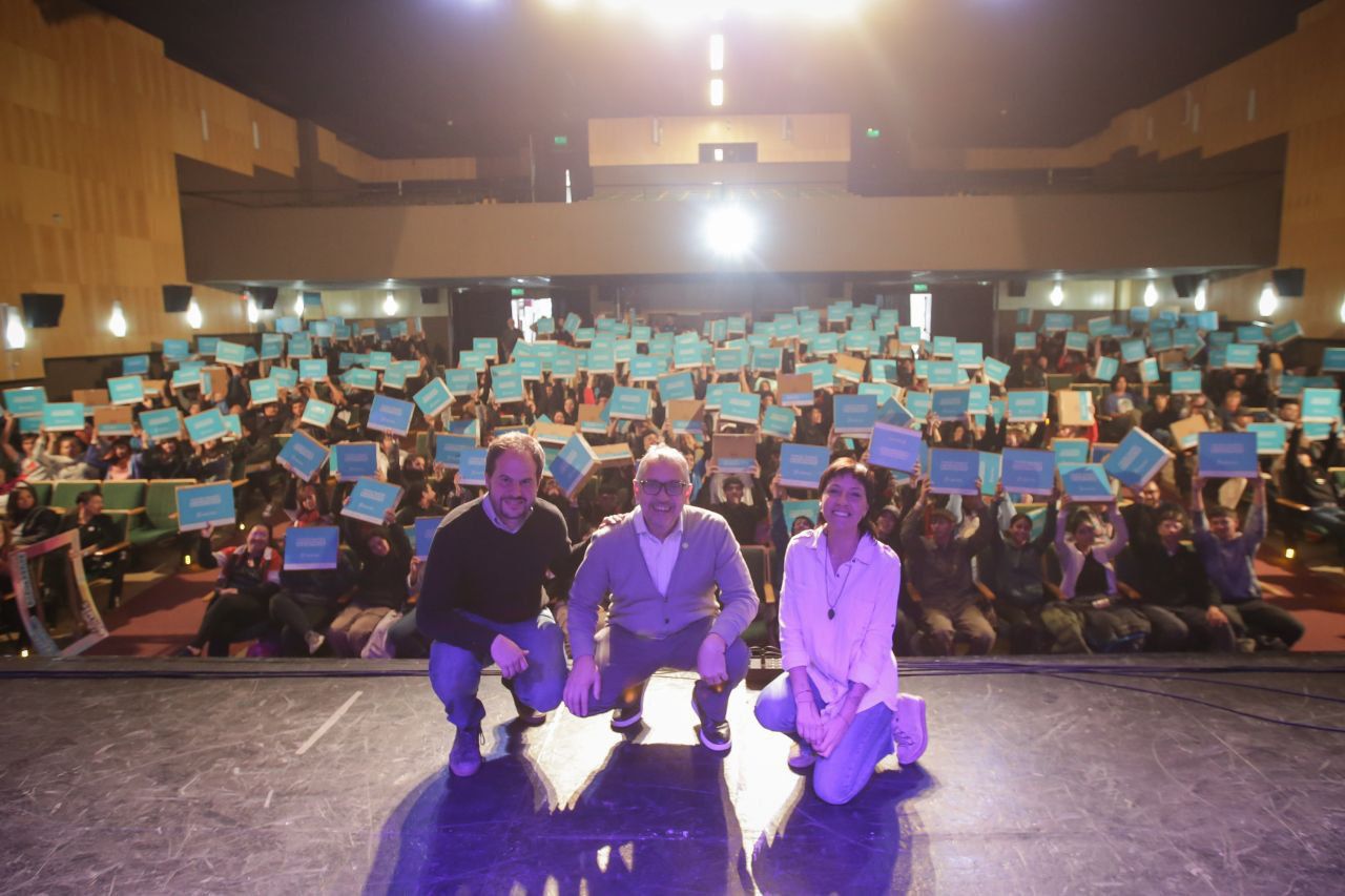 MAYRA ENTREGÓ  450 NETBOOKS A ALUMNOS DE ESCUELAS SECUNDARIAS DE QUILMES