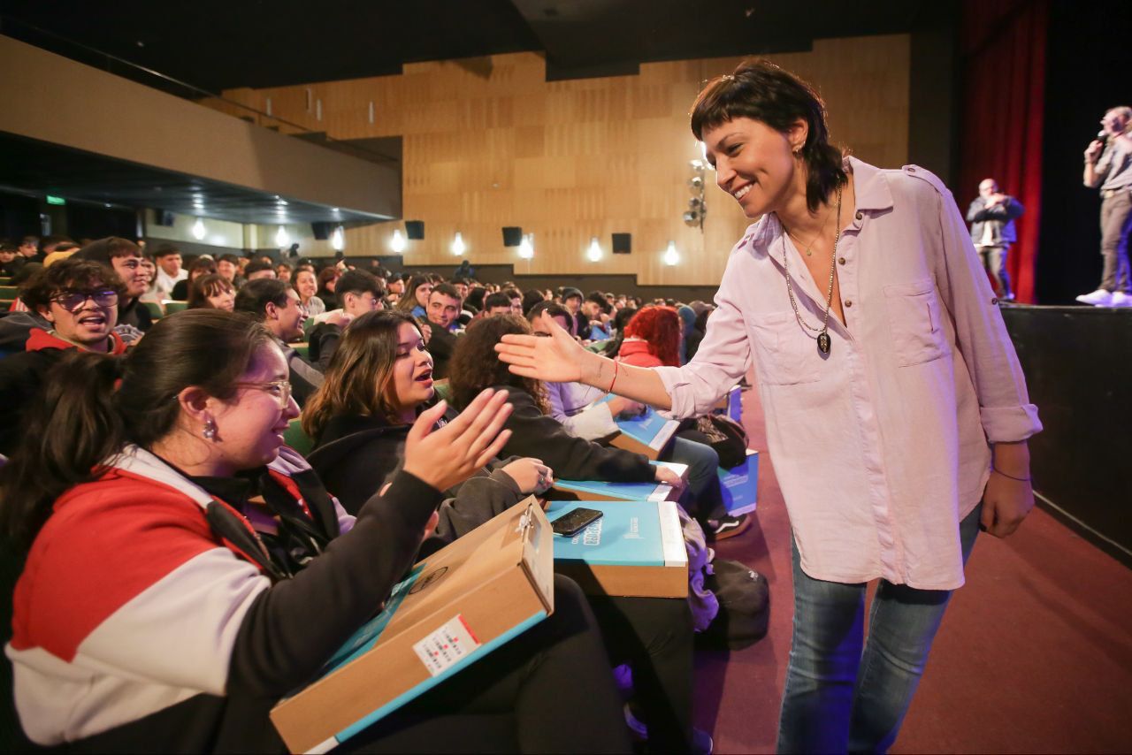 MAYRA ENTREGÓ  450 NETBOOKS A ALUMNOS DE ESCUELAS SECUNDARIAS DE QUILMES