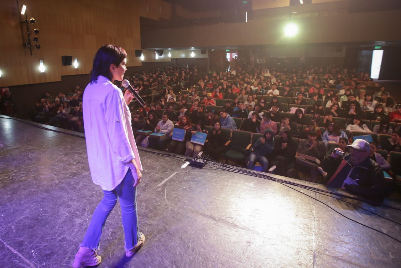 MAYRA ENTREGÓ  450 NETBOOKS A ALUMNOS DE ESCUELAS SECUNDARIAS DE QUILMES