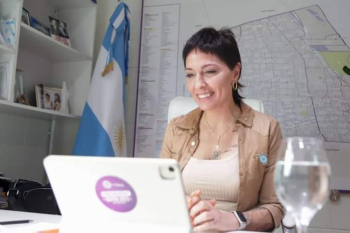 MAYRA ENCABEZÓ UNA CONFERENCIA SOBRE CIUDADES DEMOCRÁTICAS