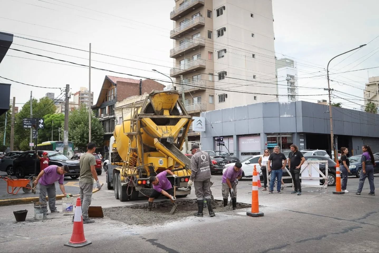 EL MUNICIPIO CONTINÚA CON LOS INTENSOS TRABAJOS DE BACHEO EN HORMIGÓN 