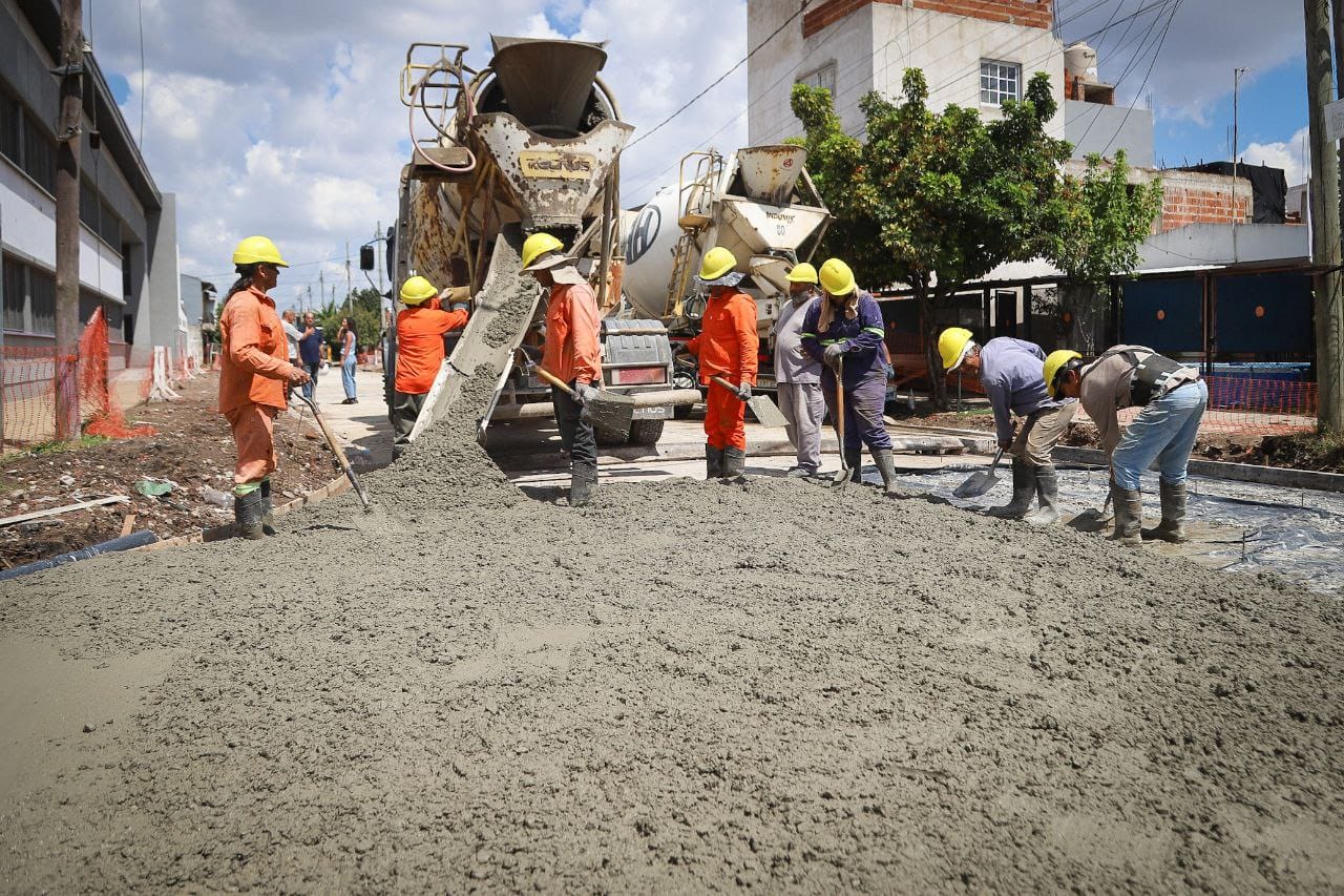 COMENZÓ LA CONSTRUCCIÓN DE 13 NUEVOS ASFALTOS  IAPI Y LA LOMA 