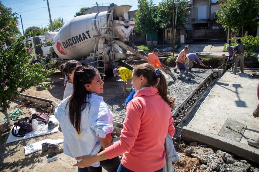 AVANZAN LAS OBRAS DE PAVIMENTO EN EL BARRIO LA RESISTENCIA CON FONDOS 100% 