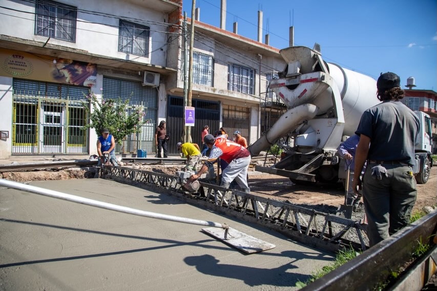 AVANZAN LAS OBRAS DE PAVIMENTO EN EL BARRIO LA RESISTENCIA CON FONDOS 100% 