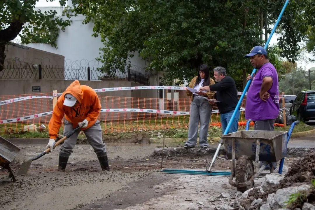 EL MUNICIPIO CONTINÚA LOS TRABAJOS DE BACHEO EN HORMIGÓN EN EL DISTRITO