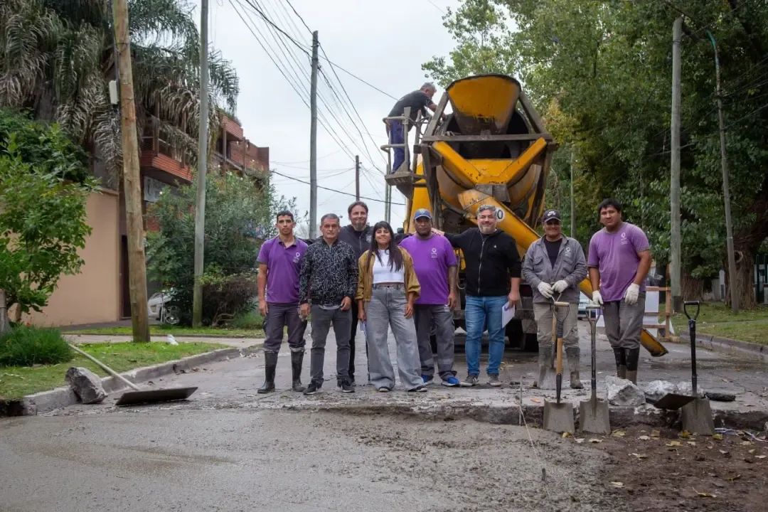 EL MUNICIPIO CONTINÚA LOS TRABAJOS DE BACHEO EN HORMIGÓN EN EL DISTRITO