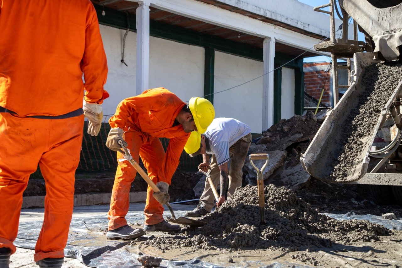 AVANZAN LAS OBRAS DE PAVIMENTO EN LOS BARRIOS LA LOMA Y IAPI 