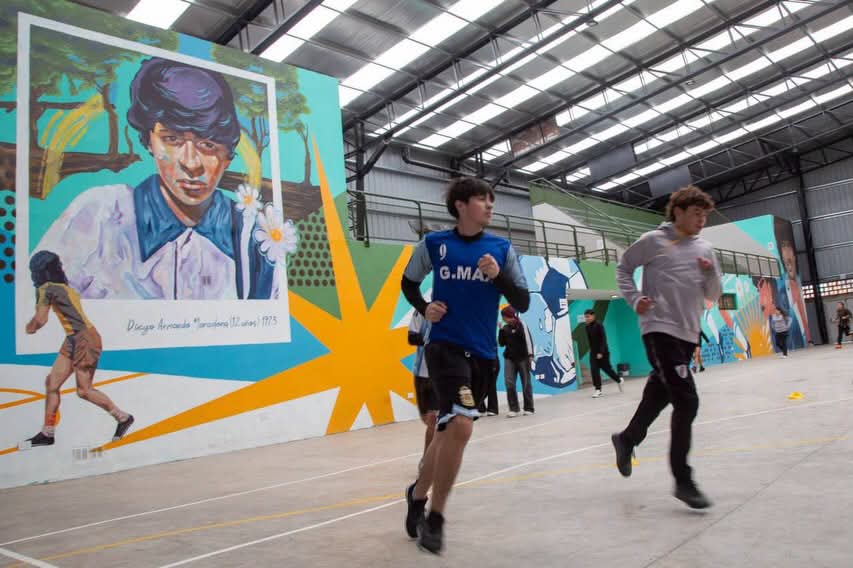EVA EN EL POLIDEPORTIVO MARADONA JUNTO A ALUMNOS DE ESCUELAS SECUNDARIAS
