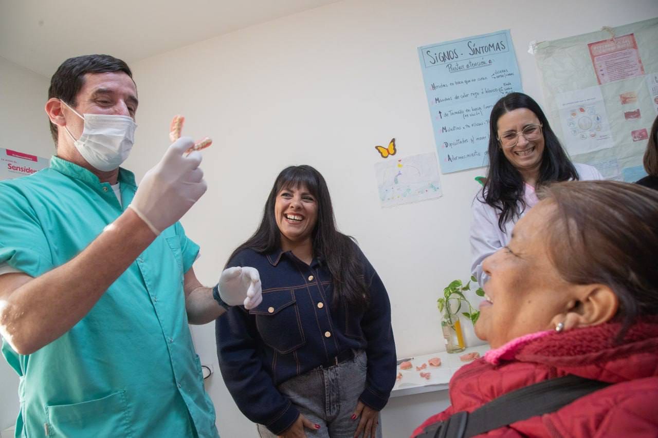  EL MUNICIPIO ENTREGÓ MÁS DE 20 PRÓTESIS DENTALES A VECINAS 