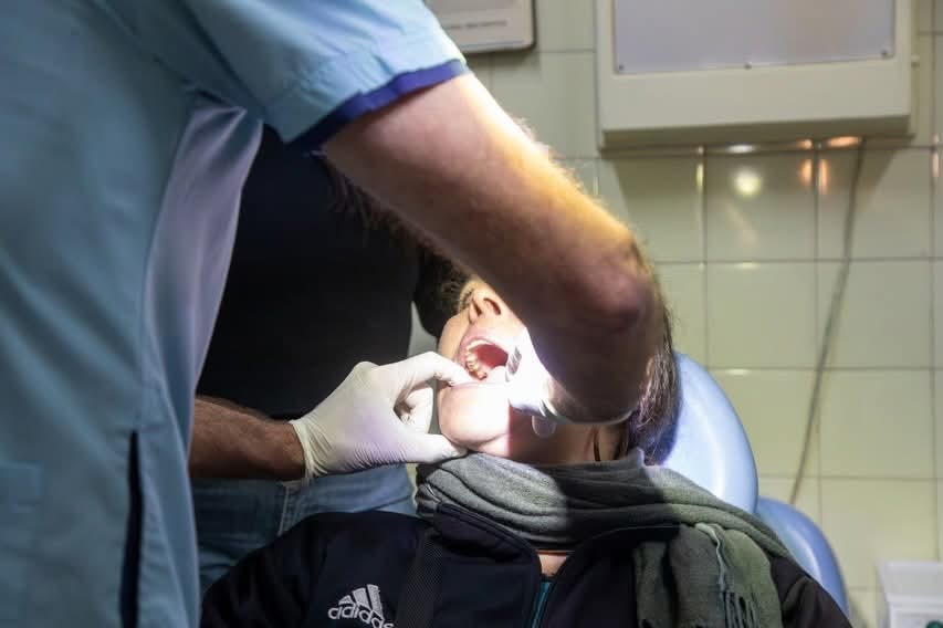 PROGRAMA QUILMES SONRÍE: EL MUNICIPIO ENTREGÓ PRÓTESIS DENTALES A VECINOS
