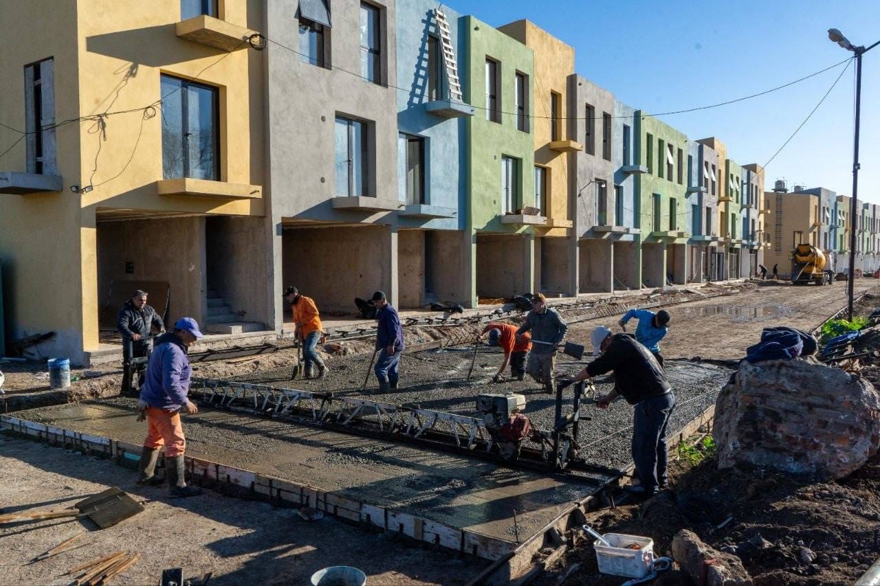 AVANZAN LAS OBRAS DE 28 VIVIENDAS EN EL BARRIO LA ODISEA, DE QUILMES OESTE
