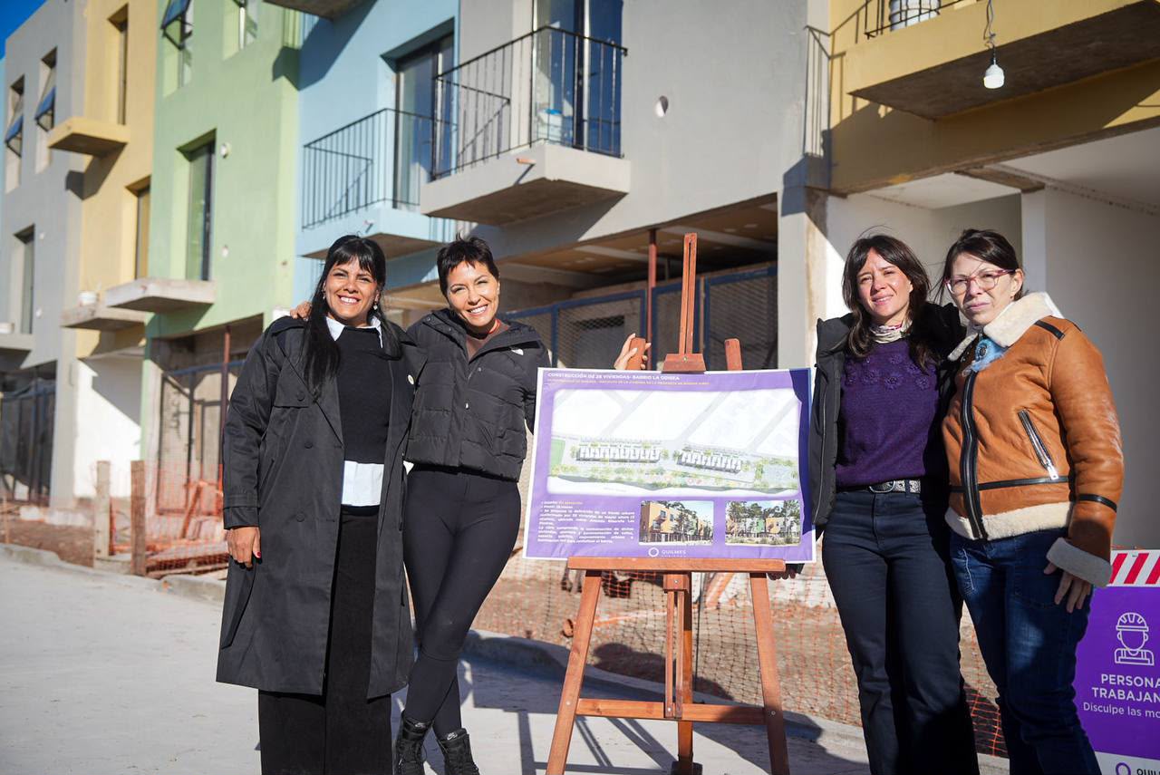 MAYRA Y EVA MIERI RECORRIERON JUNTO A BATAKIS LA OBRA DE DE 28 VIVIENDAS 