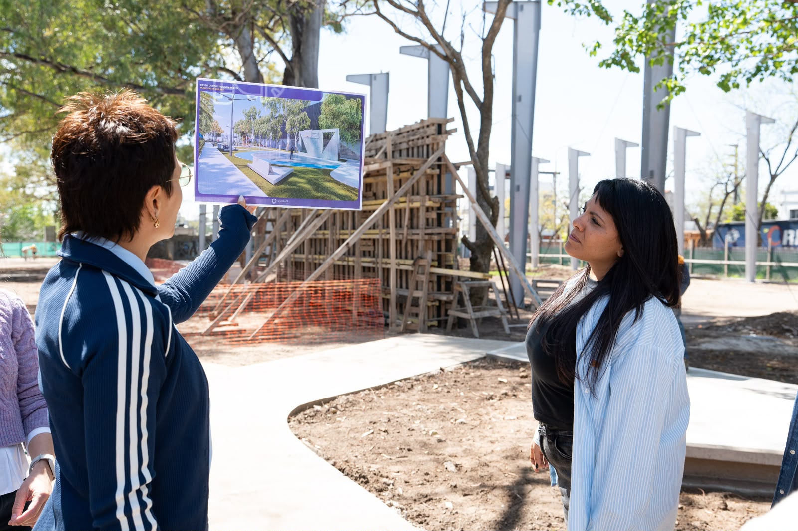 MAYRA Y EVA MIERI RECORRIERON LA OBRA DEL PASEO Y POLIDEPORTIVO DON BOSCO