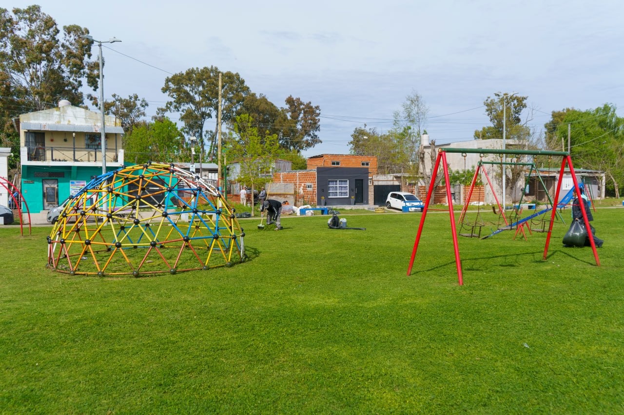 EL MUNICIPIO DE QUILMES REALIZA TAREAS DE MANTENIMIENTO DE PLAZAS Y PARQUES