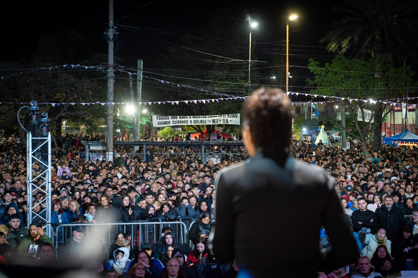 MAYRA Y FUNCIONARIOS DISFRUTARON CON VECINOS DEL CIERRE MUSICAL EN SOLANO