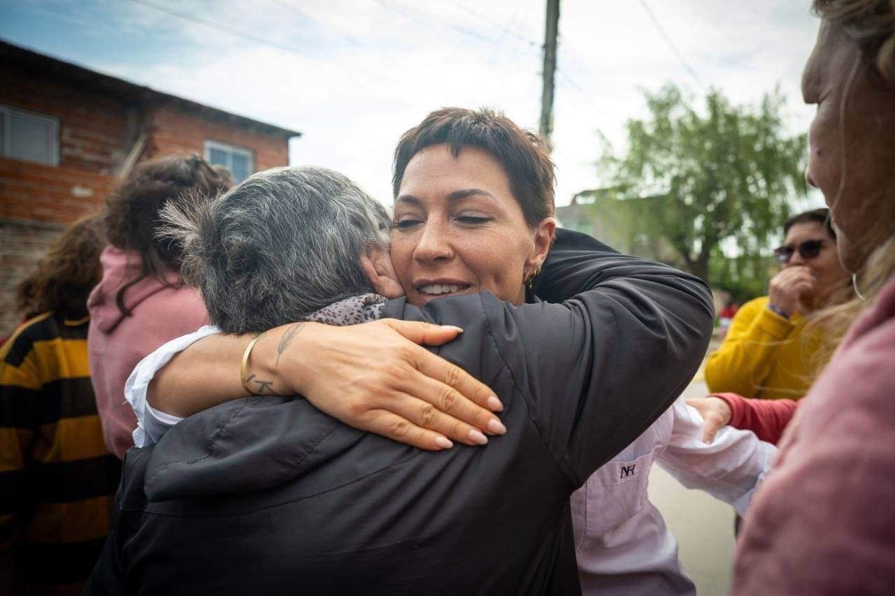 MAYRA Y EVA MIERI INUGURARON 33 NUEVAS CUADRAS DE PAVIMENTO EN BERNAL OESTE